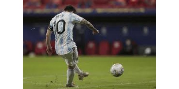 Lionel Messi obléká dres Argentiny s logem šampiona Copa América